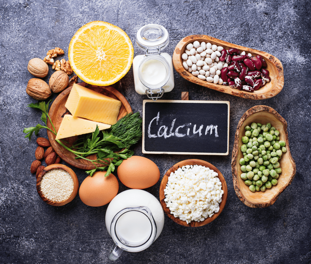 Calcium-rijke voedingsmiddelen zoals eieren, kaas en melk.