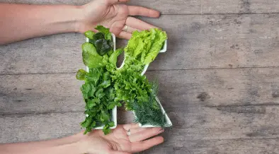 Vitamine K zit in voeding, met name groene bladgroenten