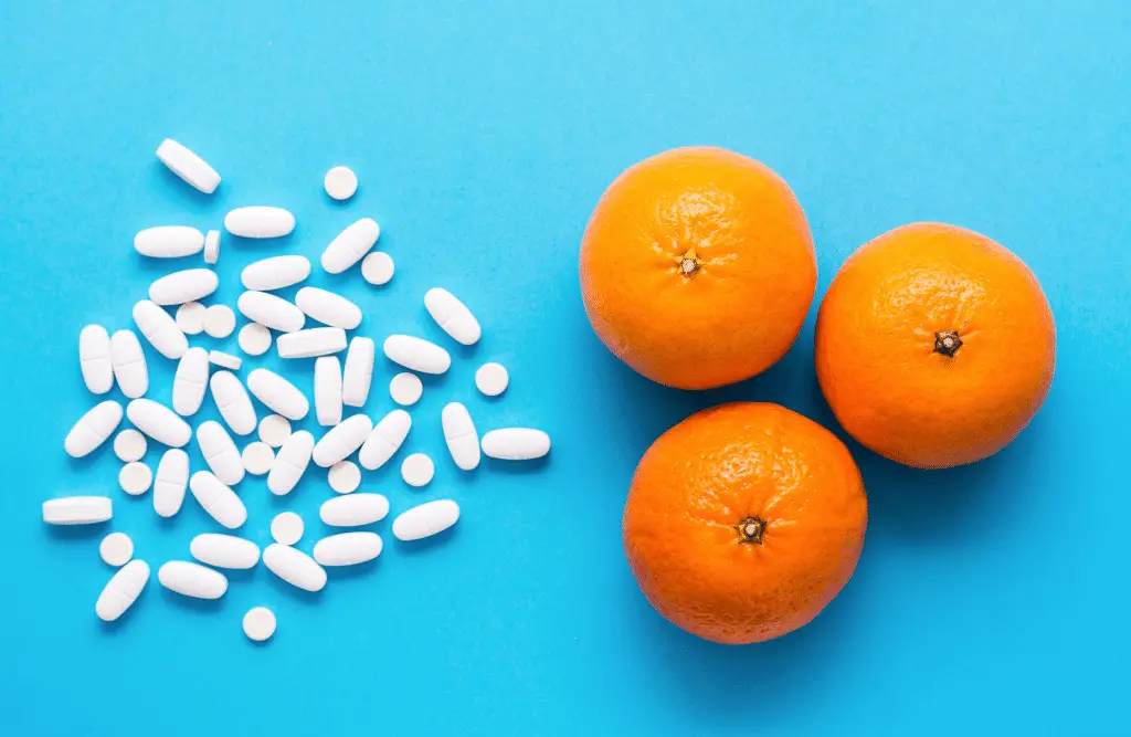 Waar zitten vitamines in? Zoals de afbeelding laat zien in zowel supplementen als fruit.