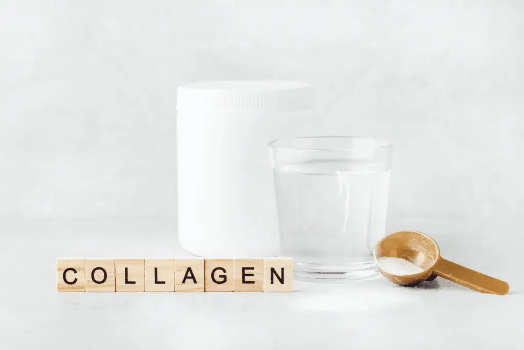 Collageen-supplement-met-een-glas-water