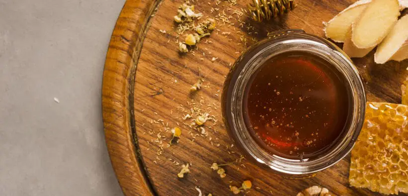 Honing-is-gezond-omdat-het-veel-vitamines-en-mineralen-bevat