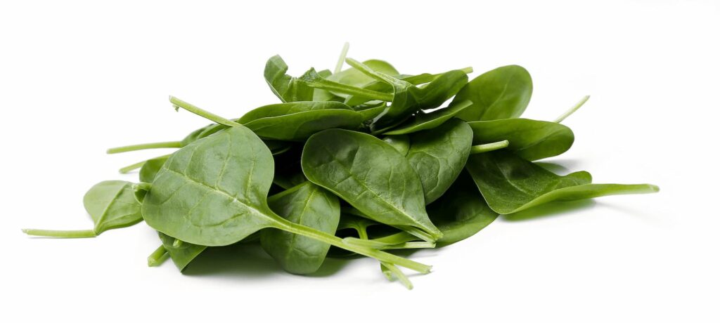 Vitamine K zit in groene bladgroenten, zoals in de spinazie in deze afbeelding.