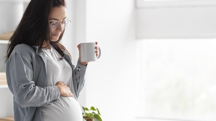 Tijdens-je-zwangerschap-moet-je-rustig-aan-doen-met-koffie