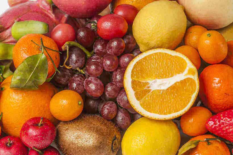 Deze afbeelding geeft fruit met veel vitamine C weer om goed te slapen.