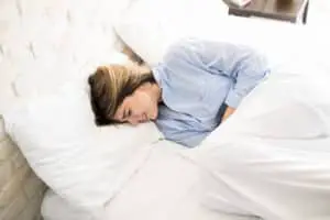 Deze afbeelding laat zien dat slapen met gekneusde ribben erg lastig kan zijn.