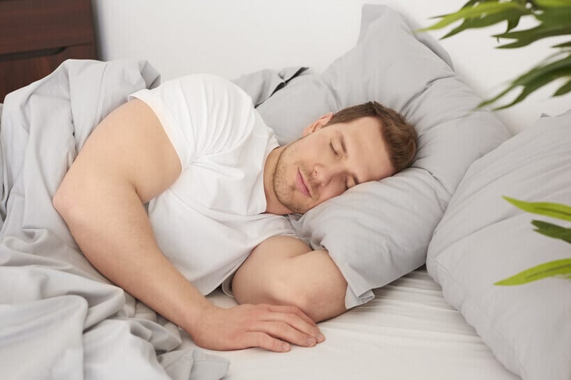 Deze afbeelding laat zien dat kussens helpen comfortabel te slapen als je gekneusde ribben hebt.
